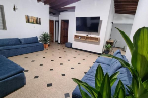 Amplia y Cómoda casa en la 70